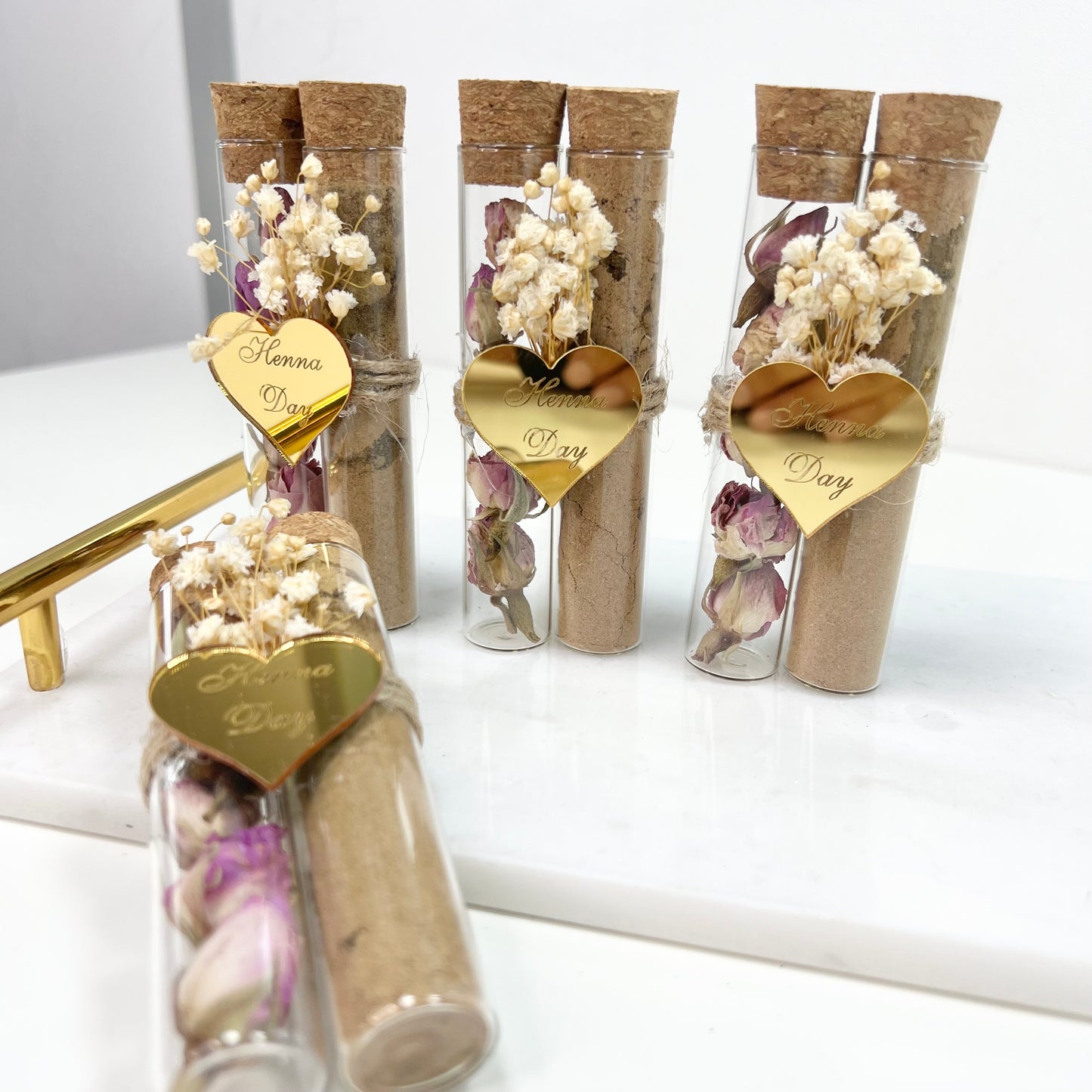 قوارير الحناء والورد