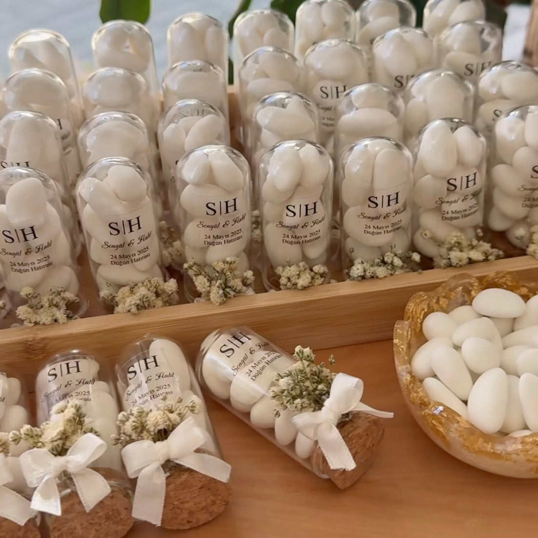 Kırsal tarzda şekerli badem şişeleri