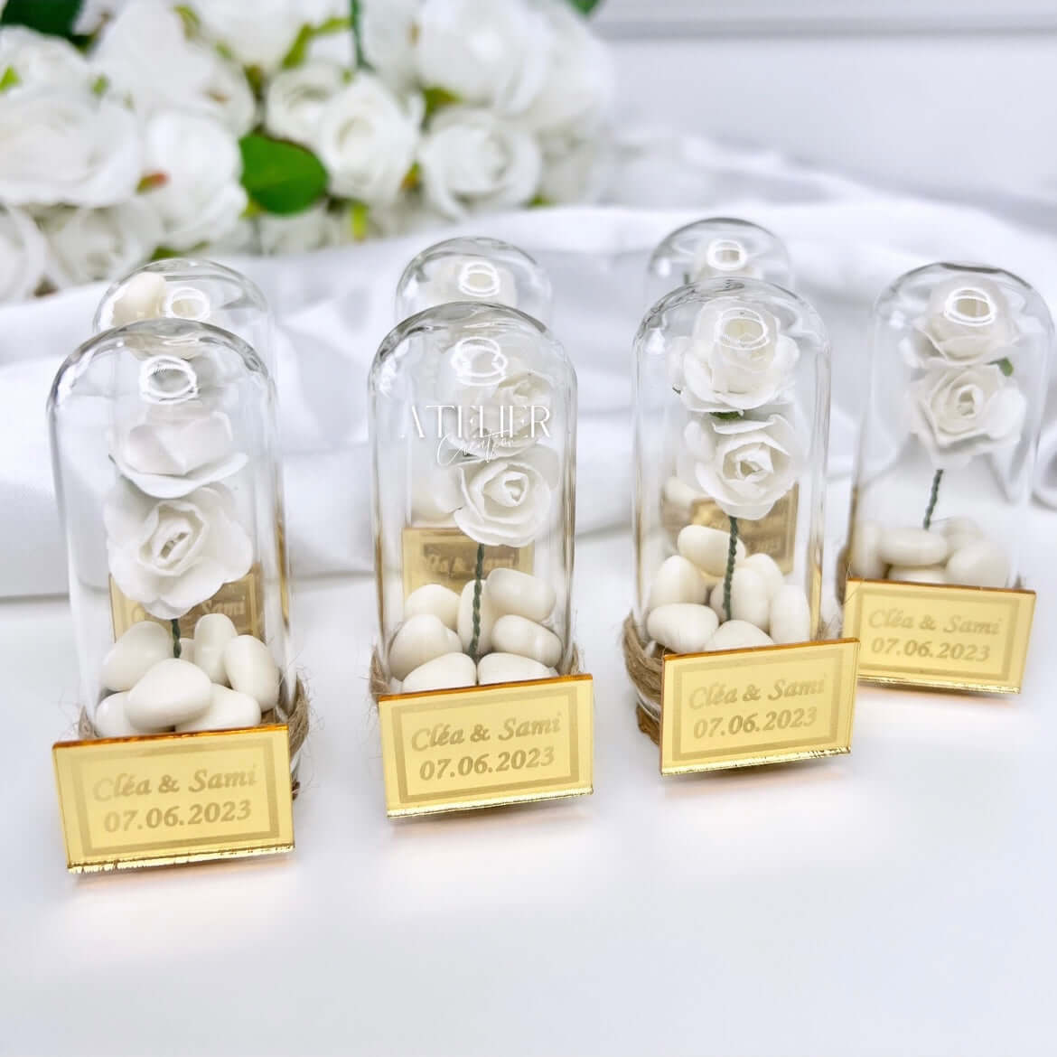 Botellas de caramelos rosas en forma de corazón