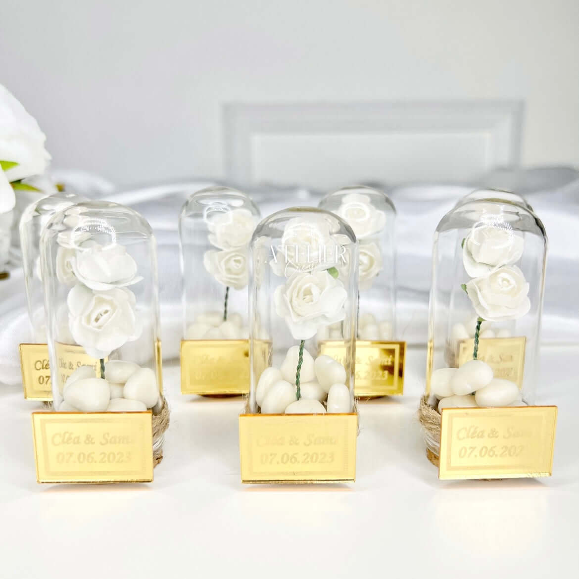 Botellas de caramelos rosas en forma de corazón