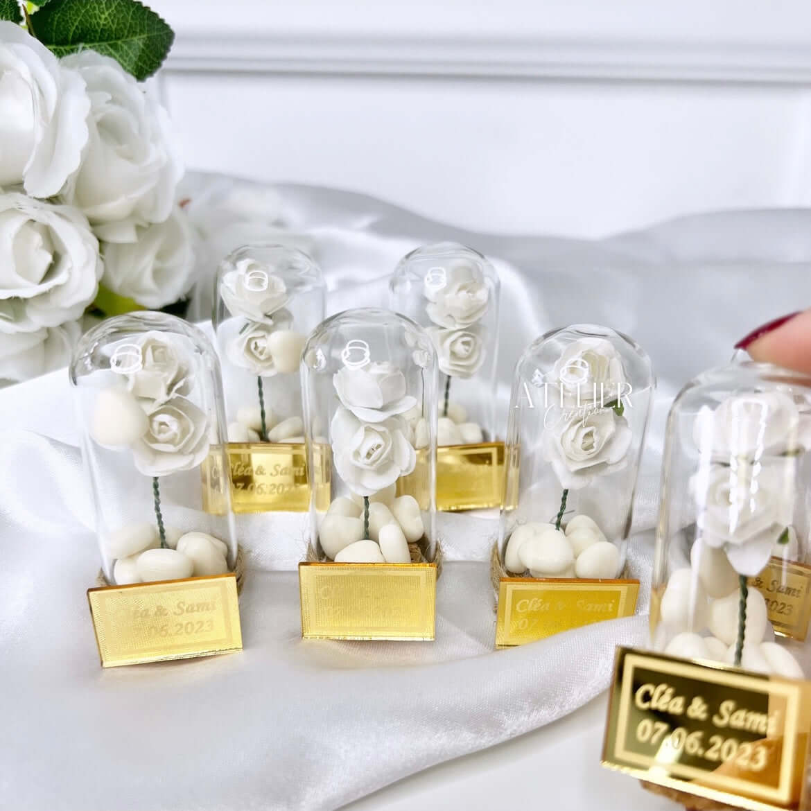 Botellas de caramelos rosas en forma de corazón