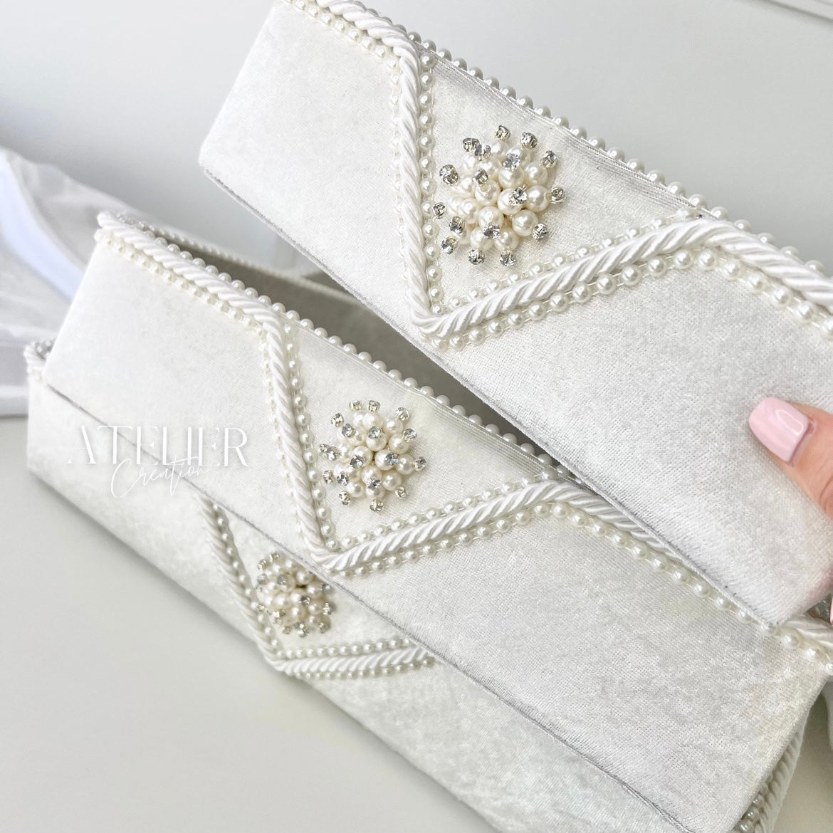 Lots of 3 white pearl baskets