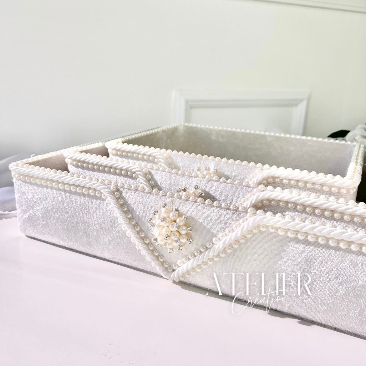 Lots of 3 white pearl baskets