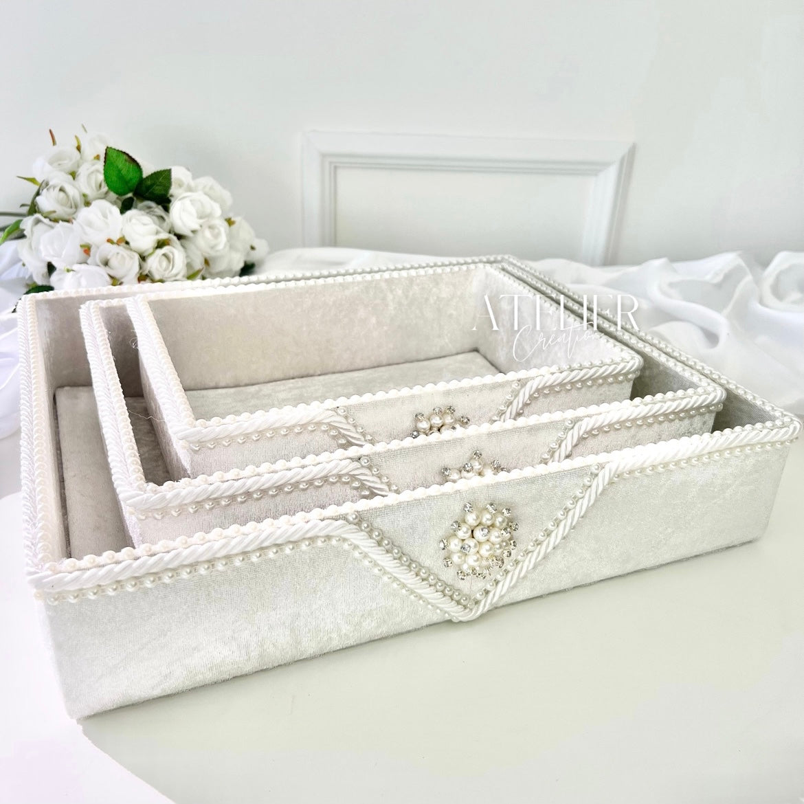 Lots of 3 white pearl baskets