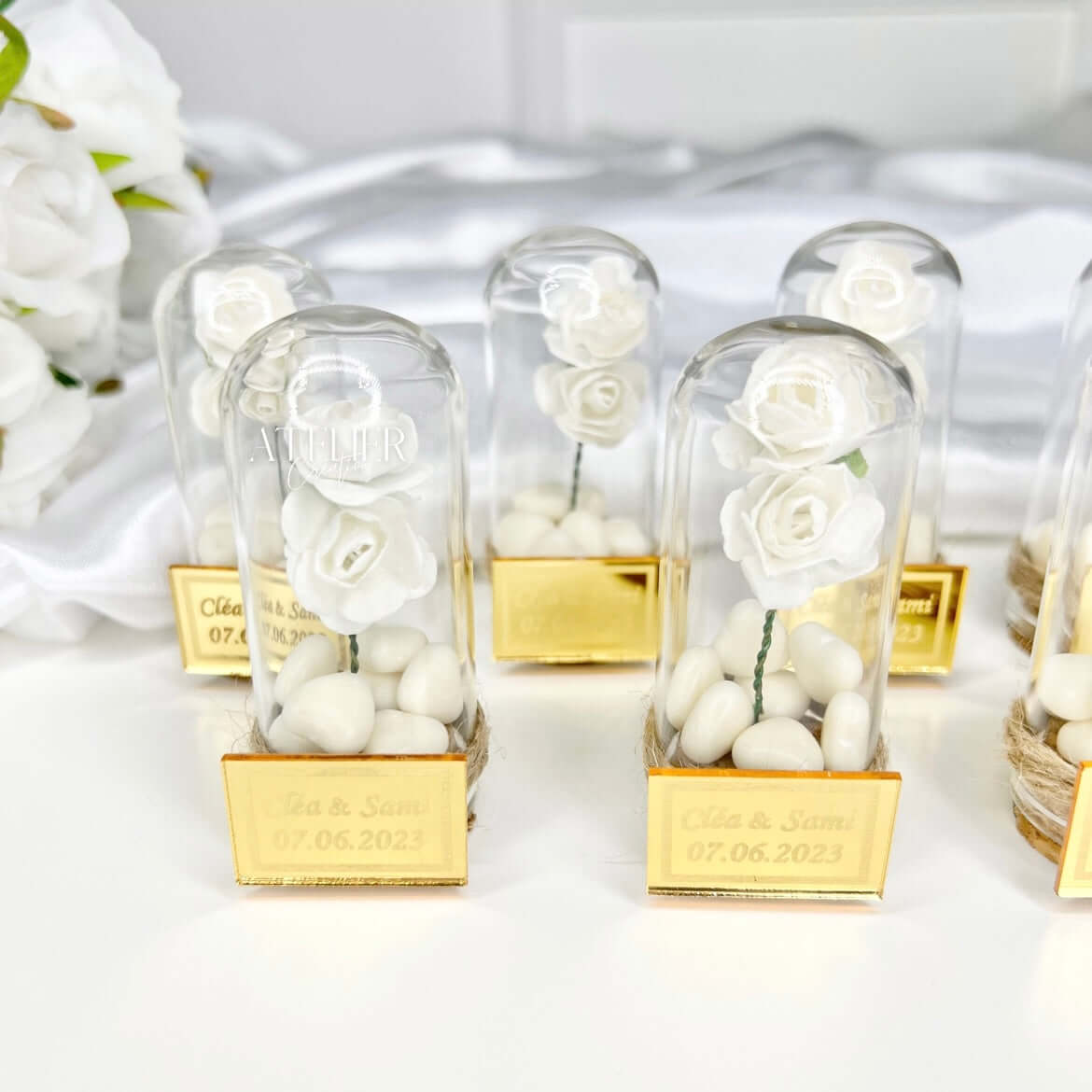Botellas de caramelos rosas en forma de corazón