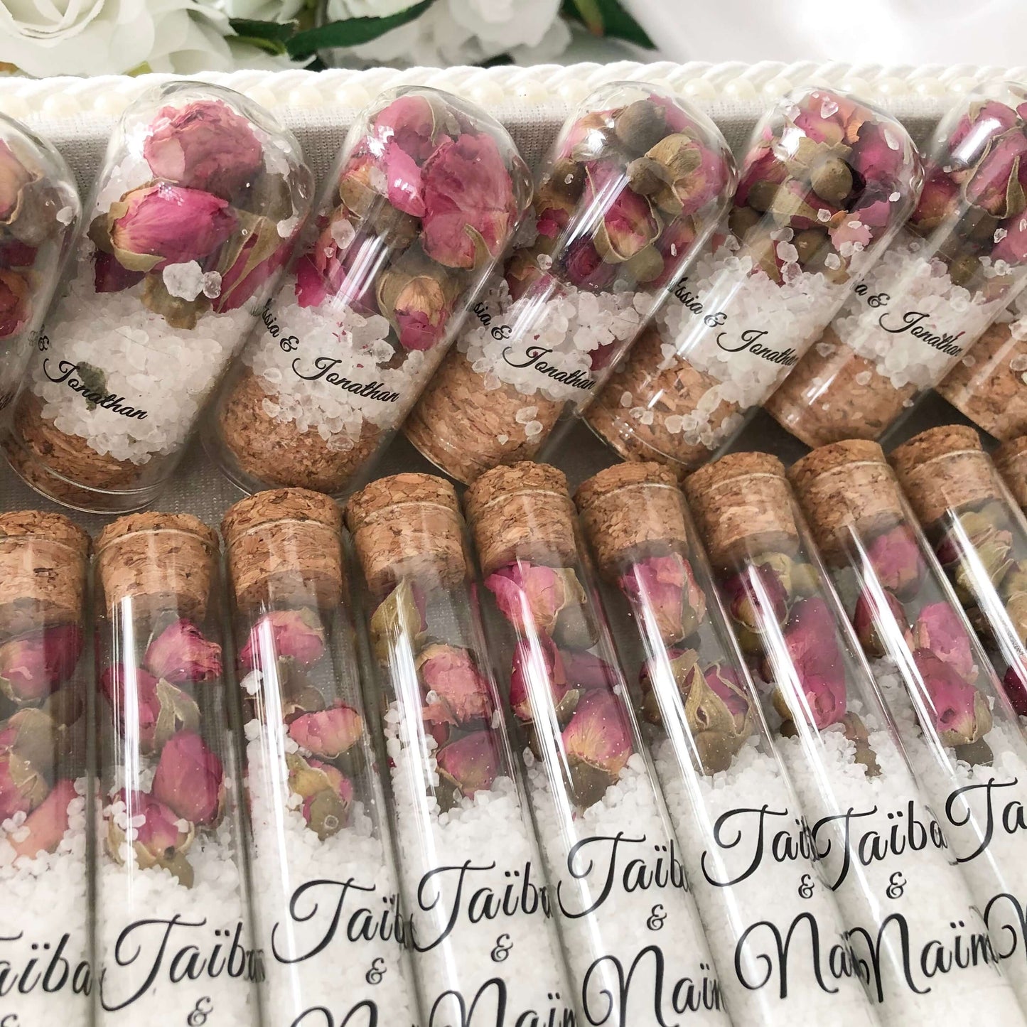 قوارير الورد المجفف وملح الاستحمام